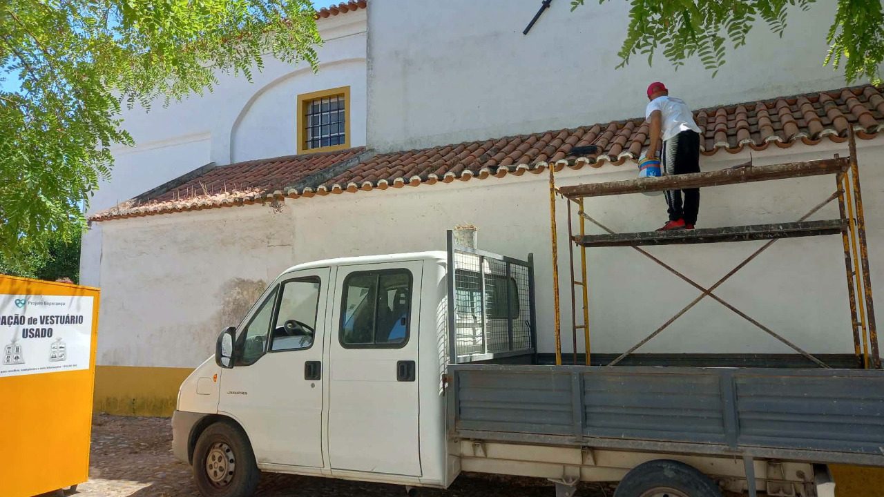 Limpeza do telhado na Paróquia de Cano