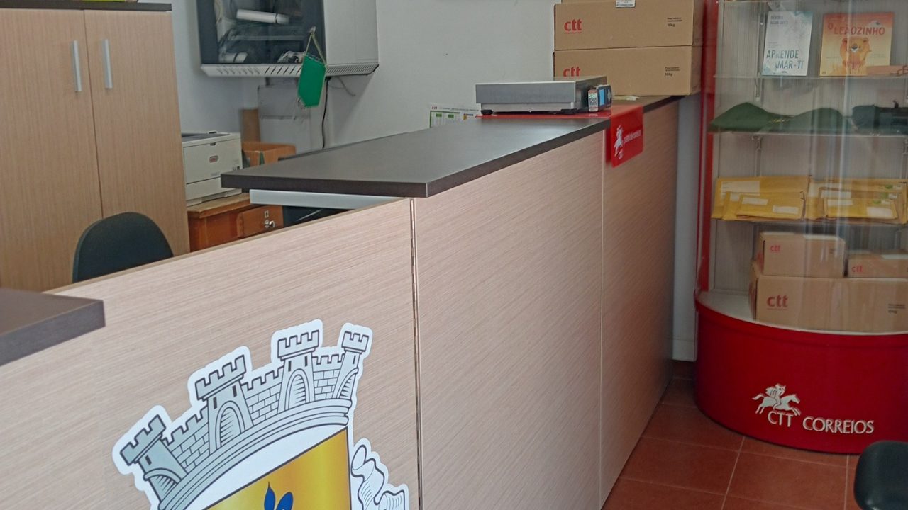 Colocação de ar condicionado na sala dos serviços administrativos