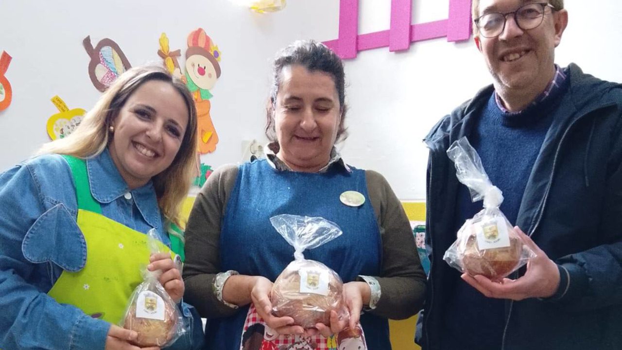 Entrega de bolo tradicional à comunidade escolar de Cano