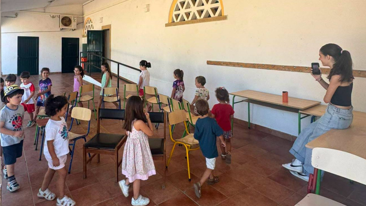 Estagiárias organizam atividades de Verão para crianças