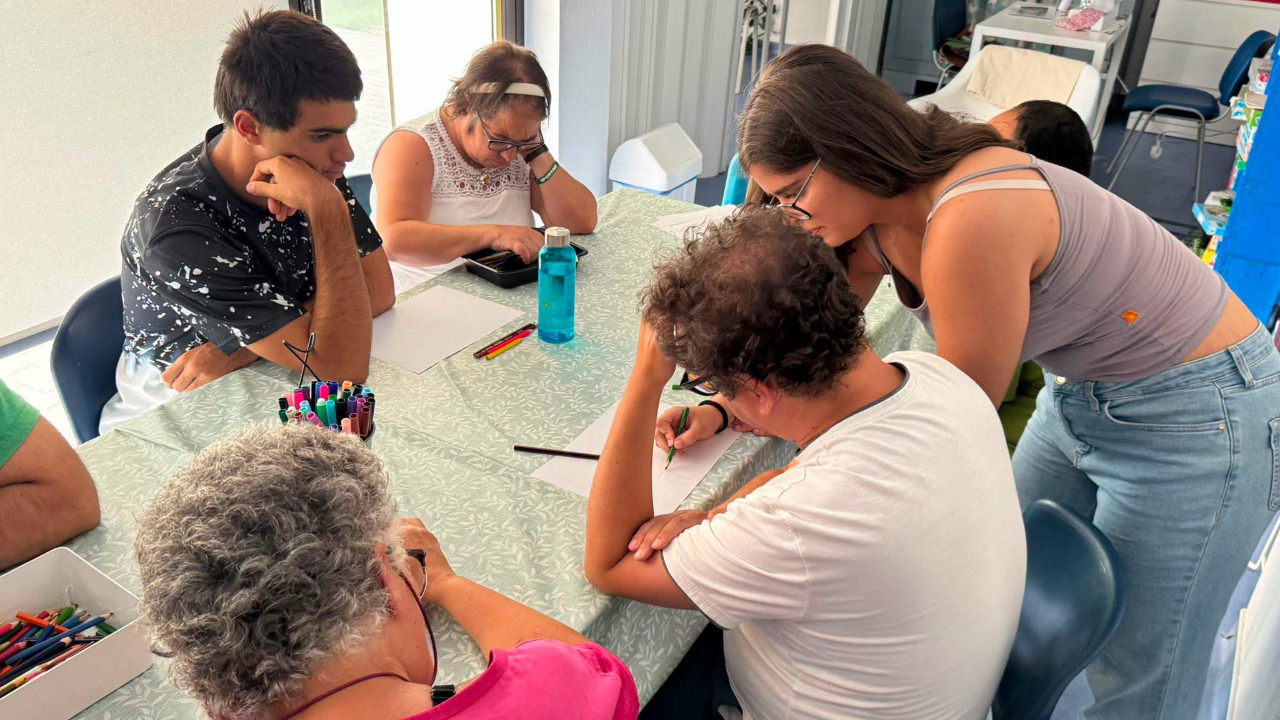 Nova tarde de atividades no CACI organizada pelas estagiárias